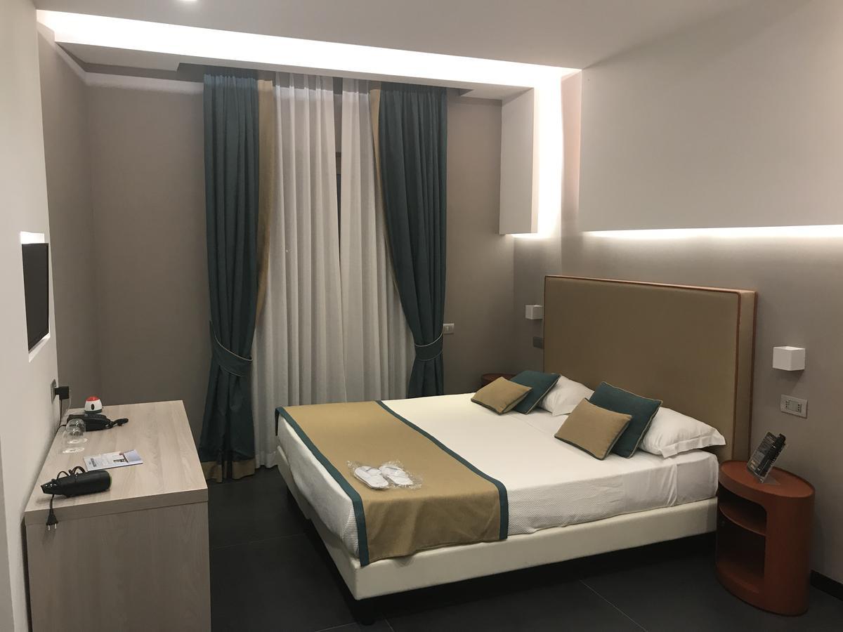 Suite con bañera de hidromasaje y cama grande